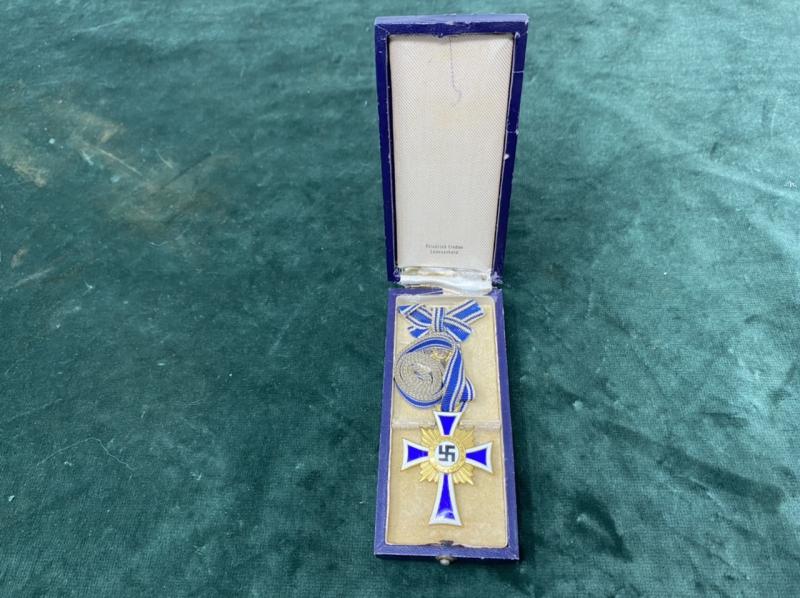 MOTHERS CROSS IN GOLD WITH ORIGINAL CASE AND MINIATURE.