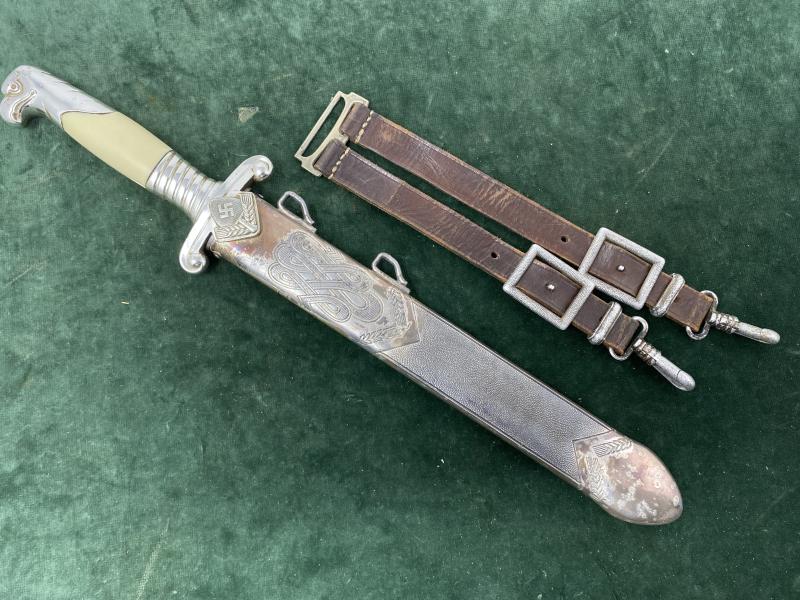 A BEAUTIFUL, NEAR MINT EXAMPLE OF A RAD OFFICERS DAGGER BY ALCOSO, COMPLETE WITH HANGERS.