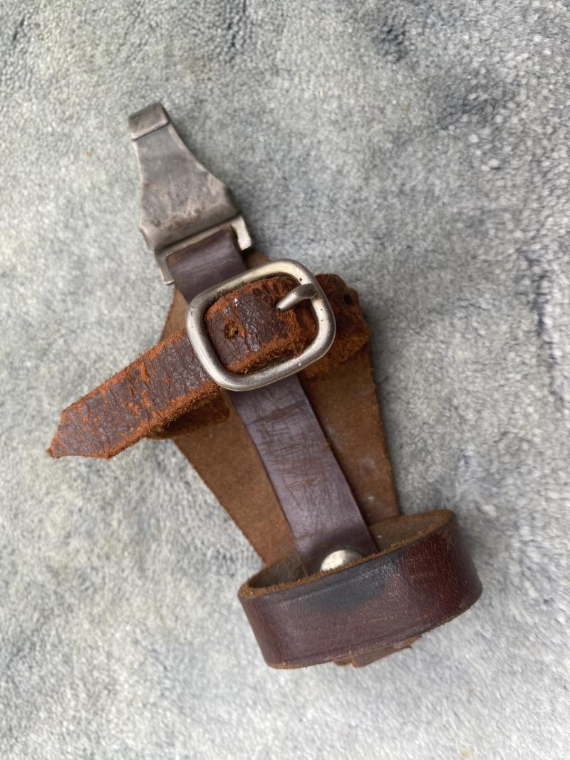 AN ORIGINAL BROWN LEATHER VERTICAL HANGER FOR EARLY SA DAGGER.