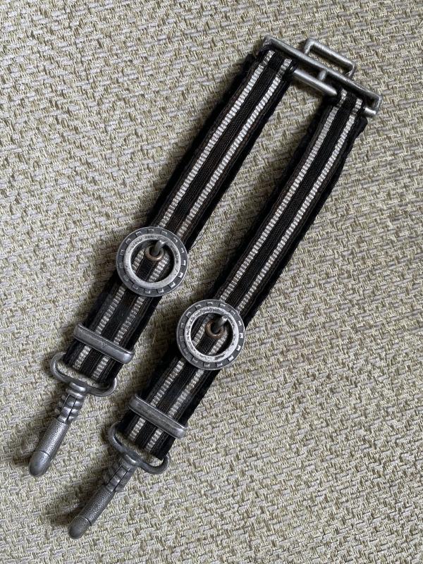 ONE OF THE RAREST SETS OF DAGGER HANGERS - TENO LEADERS IN CLOTH !