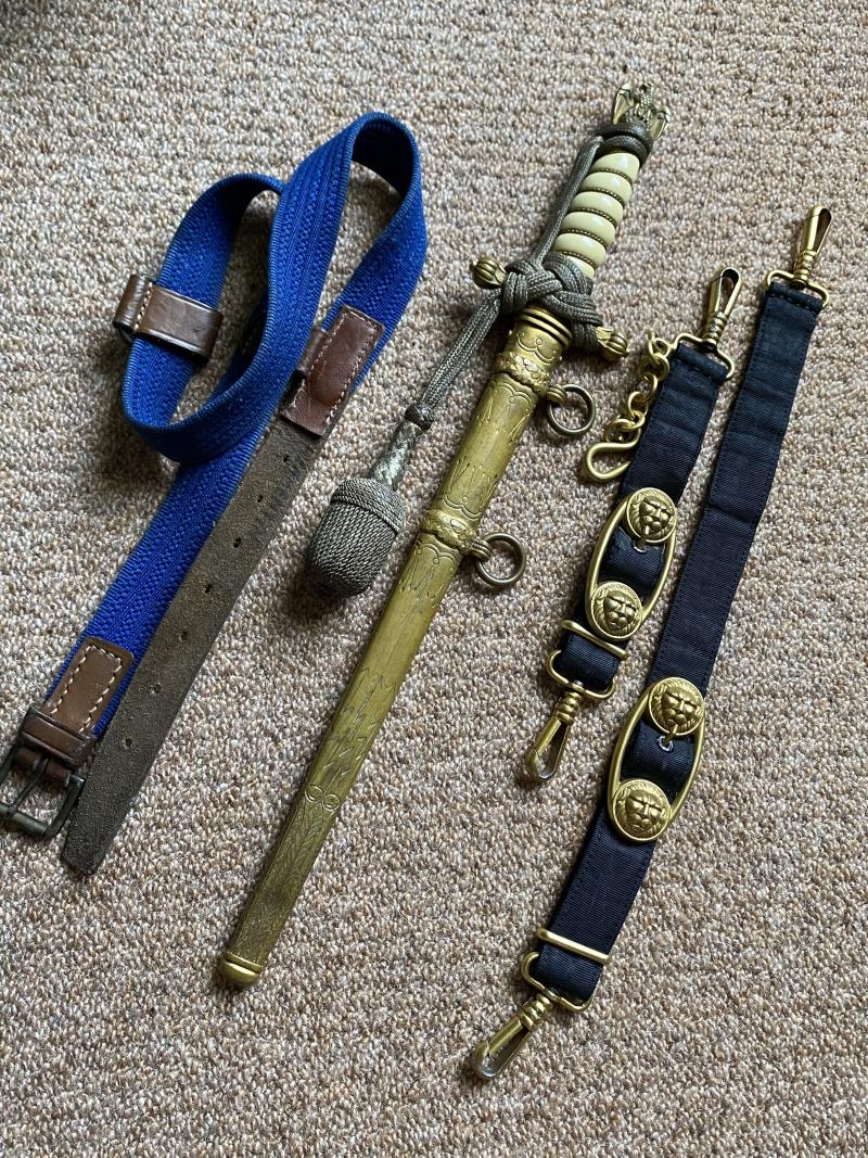A COMPLETE RIG! A SUPER NAVY DAGGER WITH HANGERS, KNOT AND UNDERBELT.