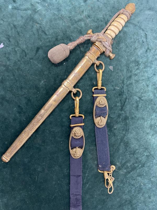 A MOST UNUSUAL IMPERIAL/WEIMAR GERMAN NAVAL DAGGER COMPLETE WITH STRAPS AND KNOT.