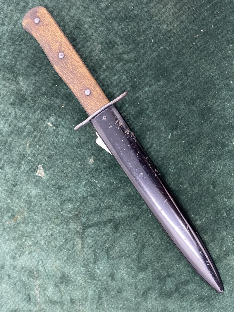 A NEAR MINT EXAMPLE OF A WW2 LUFTWAFFE FIGHTING KNIFE ‘5’.