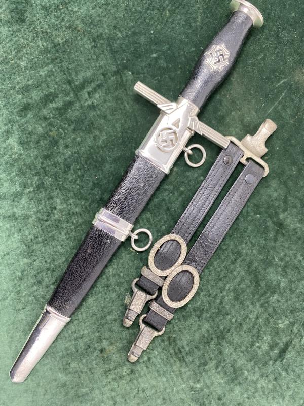 A SUPERB, MINT EXAMPLE OF A 2nd Pattn RLB OFFICERS DAGGER WITH STRAPS BY ‘KRONECK’.