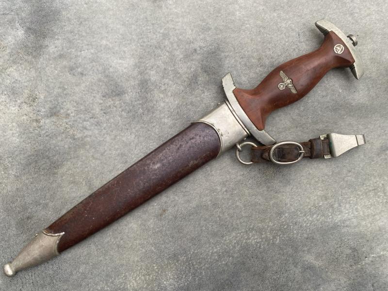 AN EARLY SA DAGGER WITH SHORT HANGER BY ‘ASSO’.