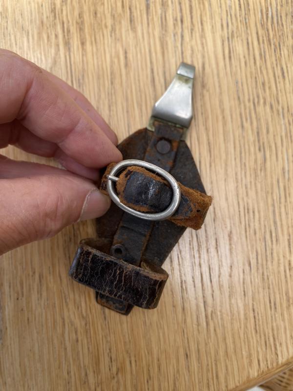 AN EARLY ORIGINAL VERTICAL HANGER FOR A SS ‘33 DAGGER.