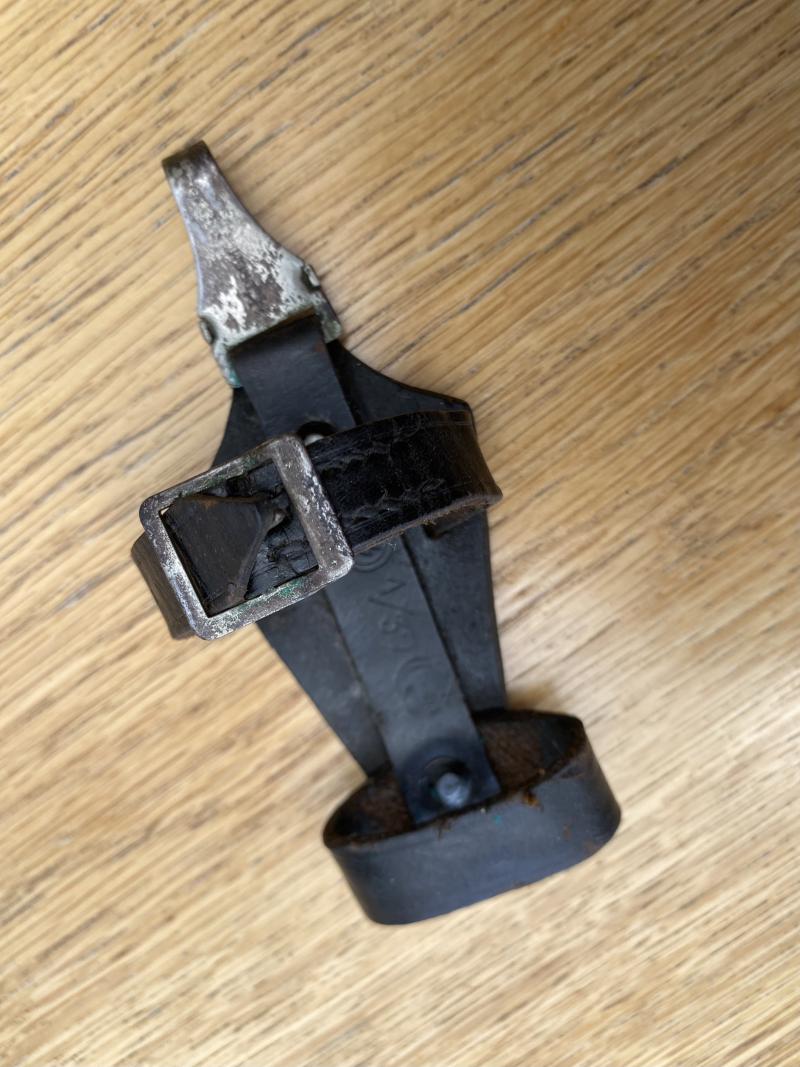 AN ORIGINAL SS VERTICAL DAGGER HANGER FROM THE RZM PERIOD.