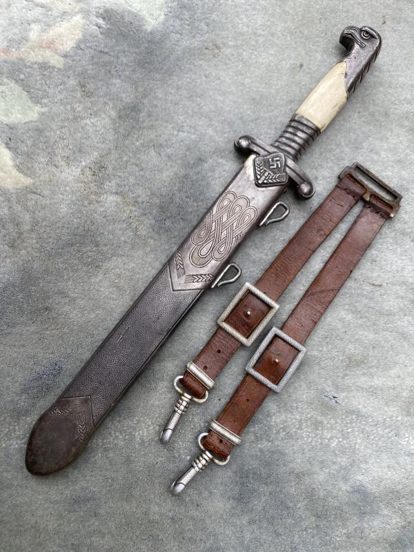 AN EXCELLENT EXAMPLE OF A RAD OFFICERS DAGGER COMPLETE WITH LEATHER STRAPS.