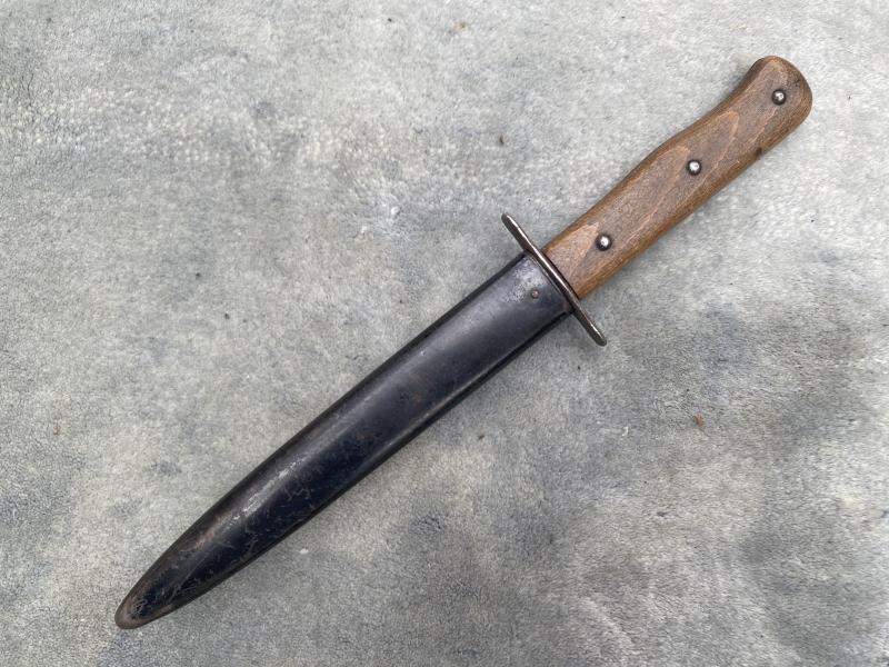 A LUFTWAFFE FIGHTING KNIFE WITH ‘Rb’ MARKED BLADE AND ALSO THE ‘5’.