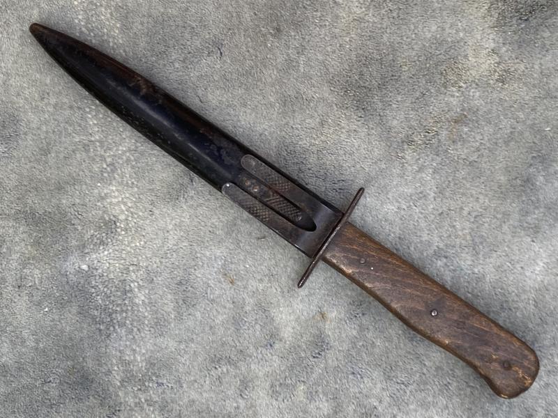 A LUFTWAFFE FIGHTING KNIFE ‘5’ MARKED BLADE.