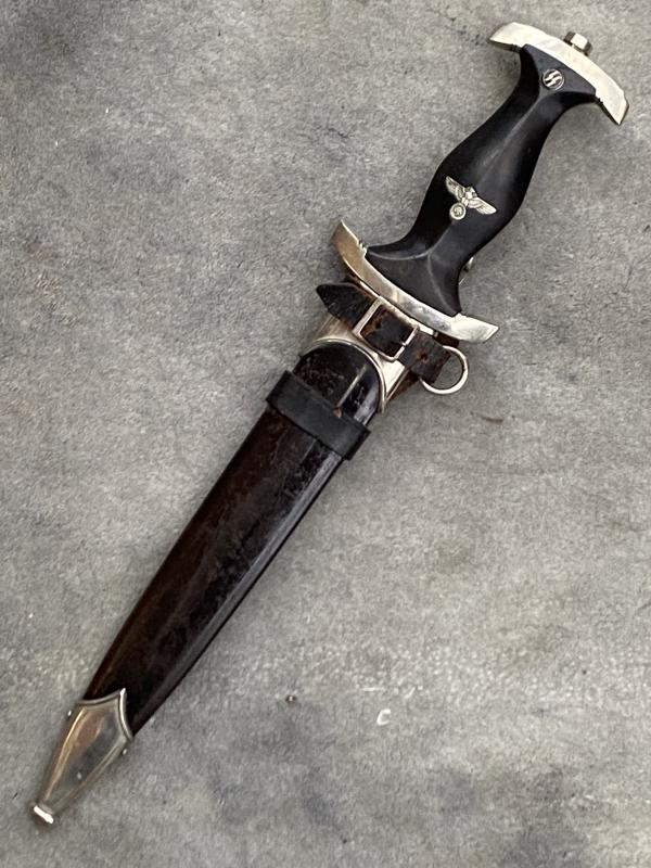 A PRIME EXAMPLE OF AN EARLY ‘33 SS DAGGER WITH ITS ORIGINAL VERTICAL HANGER.