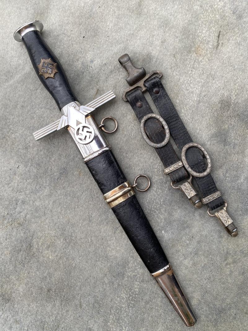A BEAUTIFUL EXAMPLE OF A RLB 2nd Patt OFFICERS DAGGER WITH STRAPS.