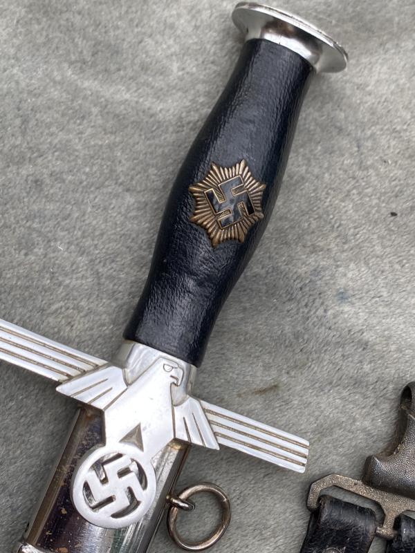 A BEAUTIFUL EXAMPLE OF A RLB 2nd Patt OFFICERS DAGGER WITH STRAPS.