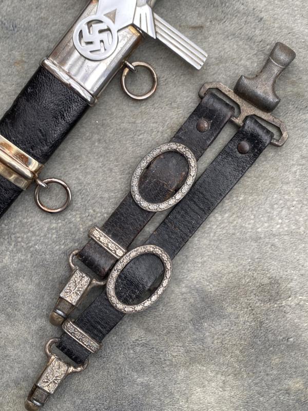 A BEAUTIFUL EXAMPLE OF A RLB 2nd Patt OFFICERS DAGGER WITH STRAPS.