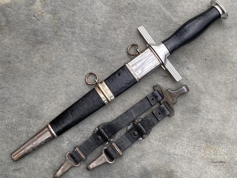 A BEAUTIFUL EXAMPLE OF A RLB 2nd Patt OFFICERS DAGGER WITH STRAPS.