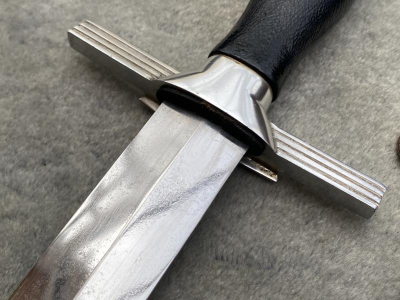 A BEAUTIFUL EXAMPLE OF A RLB 2nd Patt OFFICERS DAGGER WITH STRAPS.