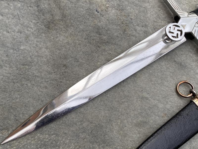 A BEAUTIFUL EXAMPLE OF A RLB 2nd Patt OFFICERS DAGGER WITH STRAPS.