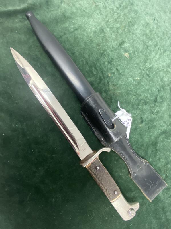 A SHORT ‘JÄGER DIV’ DRESS BAYONET WITH STAG GRIPS AND FROG BY E.P&S.