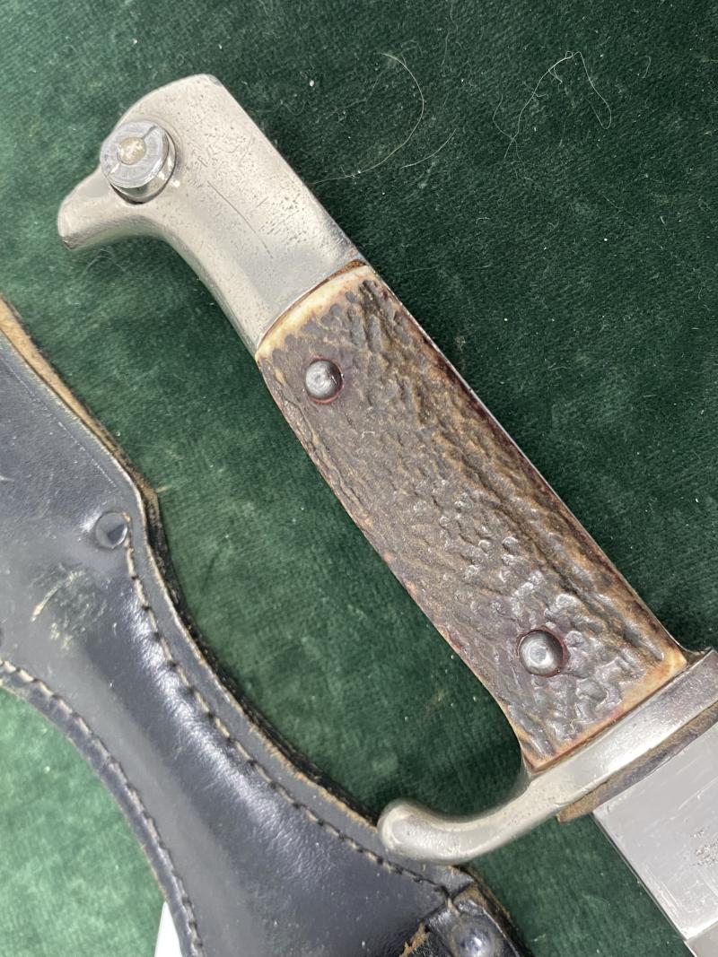 A SHORT ‘JÄGER DIV’ DRESS BAYONET WITH STAG GRIPS AND FROG BY E.P&S.