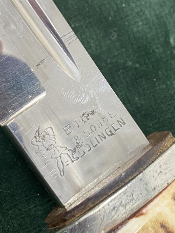 A SHORT ‘JÄGER DIV’ DRESS BAYONET WITH STAG GRIPS AND FROG BY E.P&S.