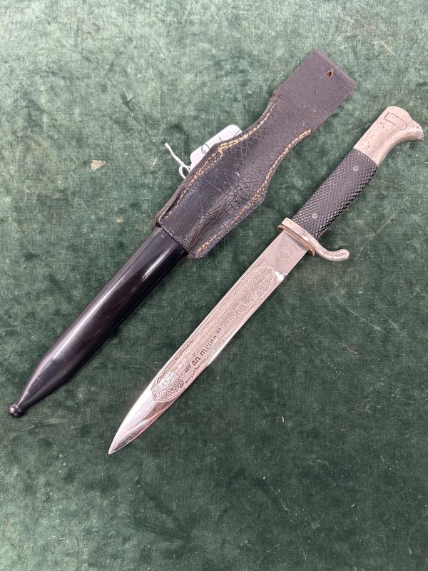 A SHORT SINGLE ETCH ‘MEMORY OF MY SERVICE TIME’ DRESS BAYONET BY PUMA.