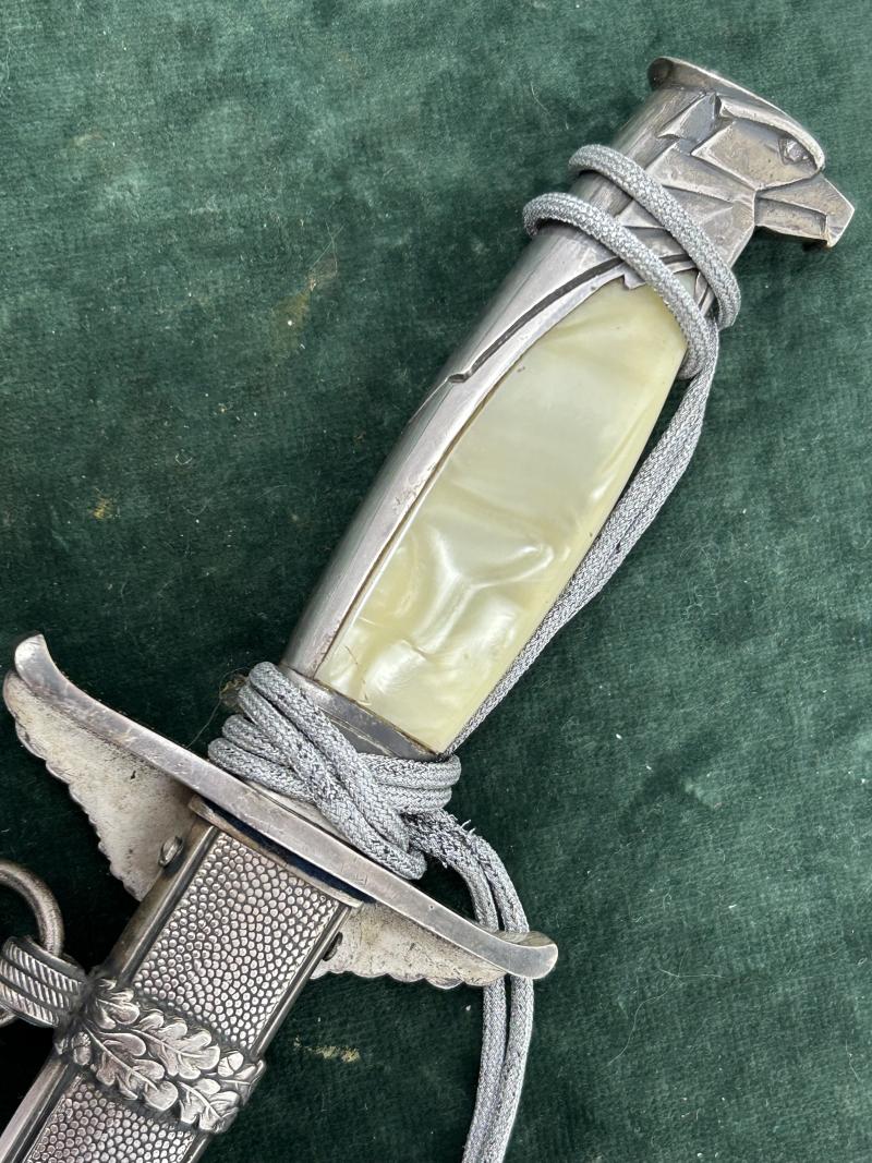 A GOVERNMENT OFFICIALS DAGGER IN EXTRAORDINARY CONDITION WITH ORIGINAL ULTRA RARE SMALLER SIZED 42cm BILLION KNOT!!