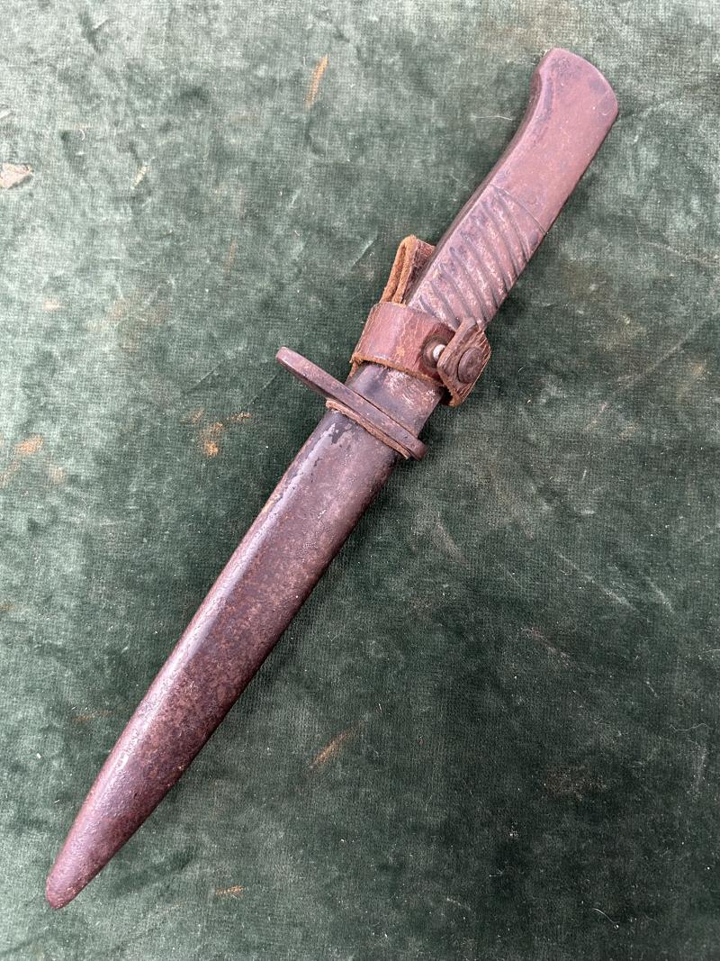 AN UNUSUAL AND RARE WW1 GERMAN FIGHTING KNIFE WITH STEEL HILT.