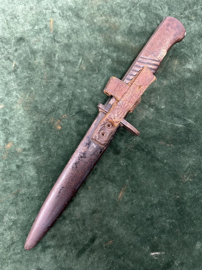 AN UNUSUAL AND RARE WW1 GERMAN FIGHTING KNIFE WITH STEEL HILT.