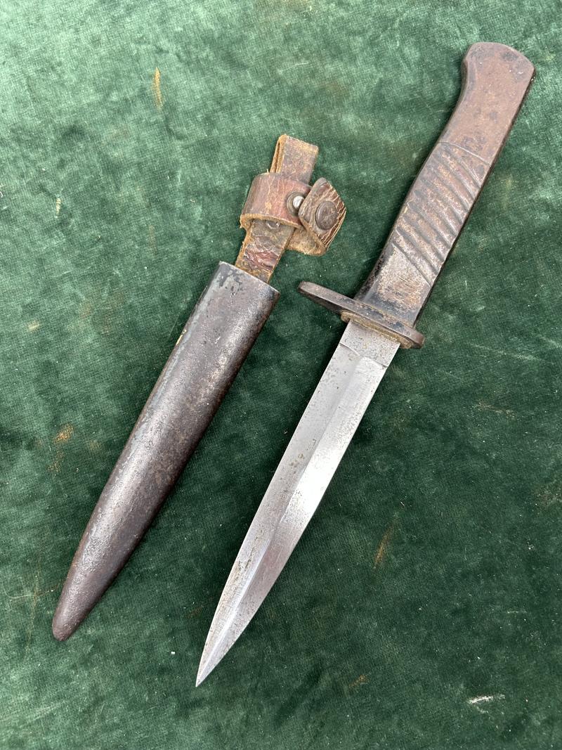 AN UNUSUAL AND RARE WW1 GERMAN FIGHTING KNIFE WITH STEEL HILT.
