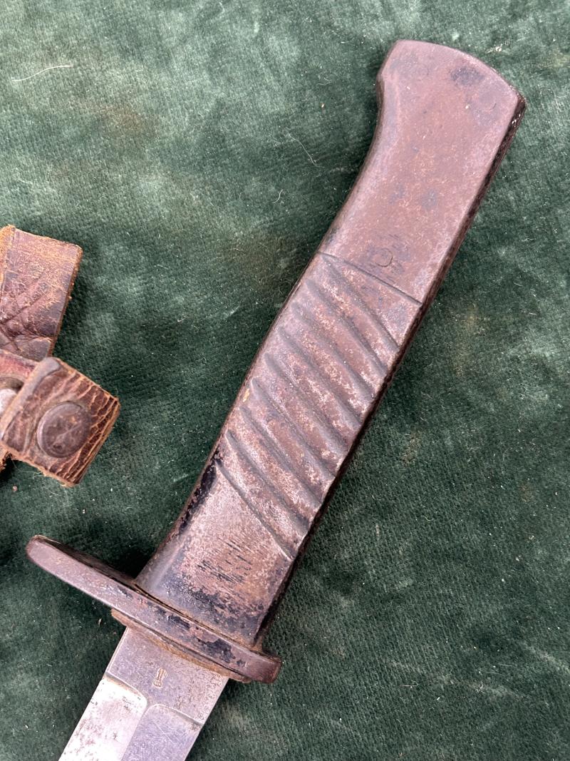 AN UNUSUAL AND RARE WW1 GERMAN FIGHTING KNIFE WITH STEEL HILT.