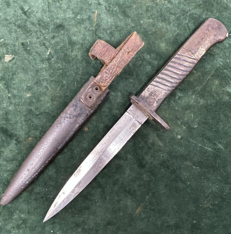 AN UNUSUAL AND RARE WW1 GERMAN FIGHTING KNIFE WITH STEEL HILT.