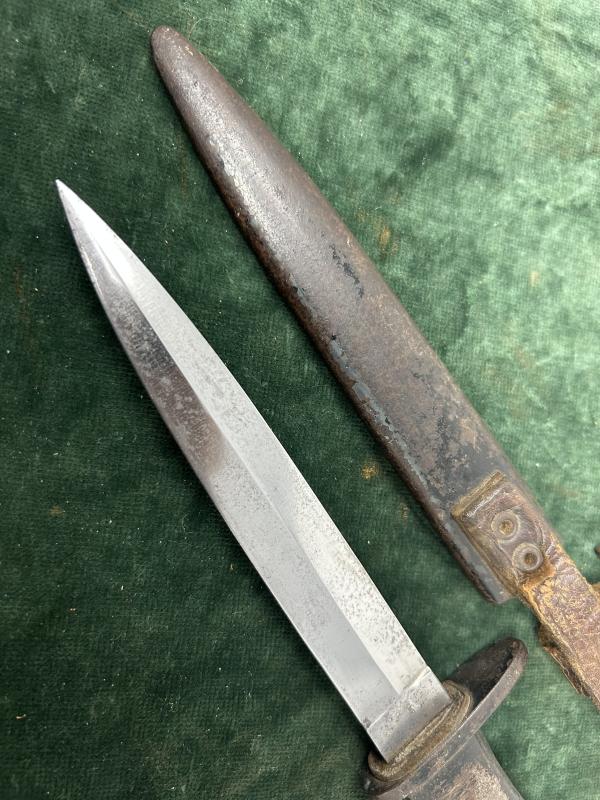 AN UNUSUAL AND RARE WW1 GERMAN FIGHTING KNIFE WITH STEEL HILT.