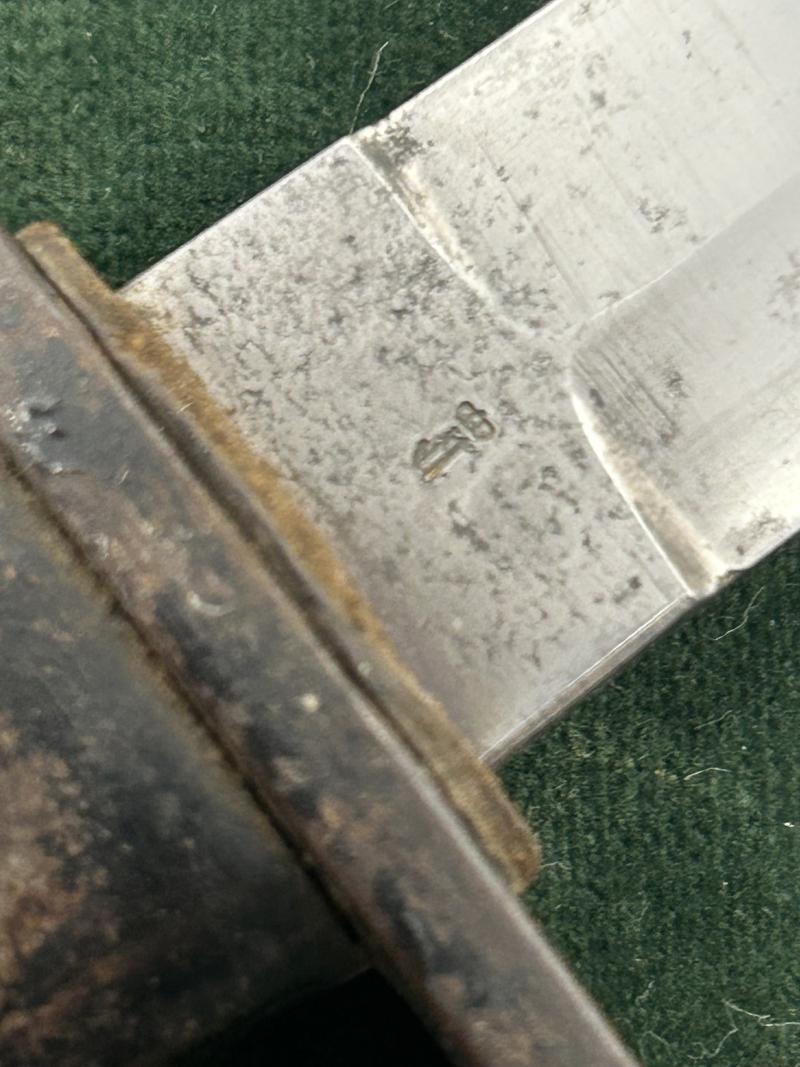 AN UNUSUAL AND RARE WW1 GERMAN FIGHTING KNIFE WITH STEEL HILT.