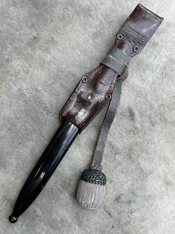 A SUPERB SHORT LUFTWAFFE ETCHED DRESS BAYONET BY KLAAS.