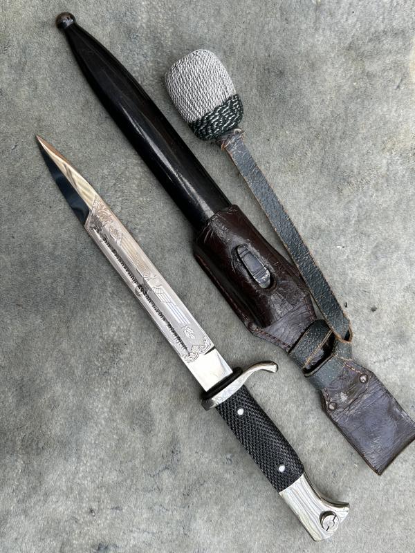 A SUPERB SHORT LUFTWAFFE ETCHED DRESS BAYONET BY KLAAS.