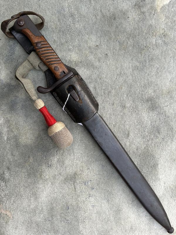 WW1/IMPERIAL GERMAN 1898/05 SAWBACK BAYONET WITH FROG AND KNOT.