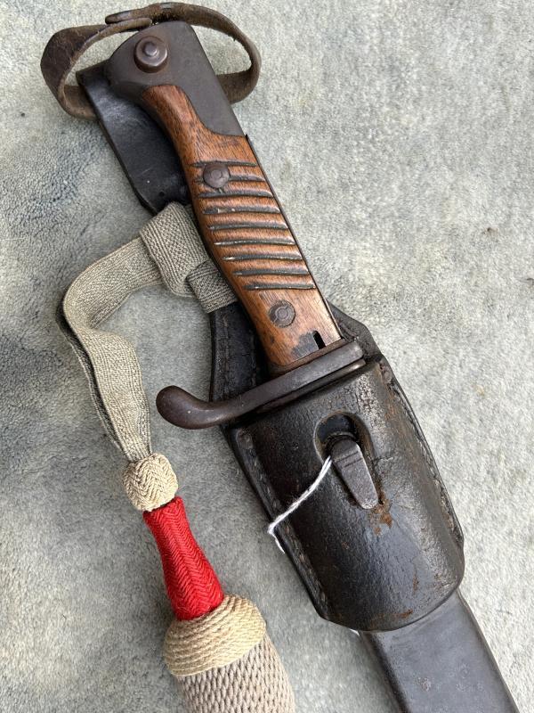 WW1/IMPERIAL GERMAN 1898/05 SAWBACK BAYONET WITH FROG AND KNOT.