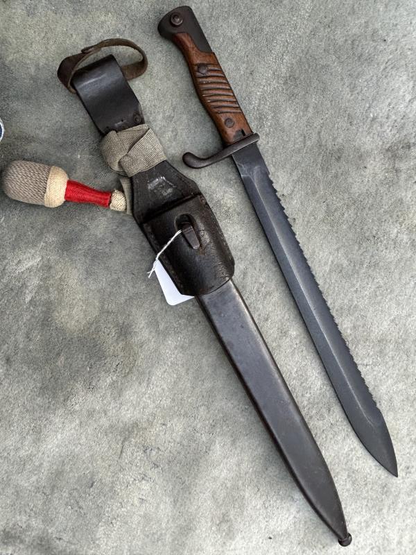 WW1/IMPERIAL GERMAN 1898/05 SAWBACK BAYONET WITH FROG AND KNOT.