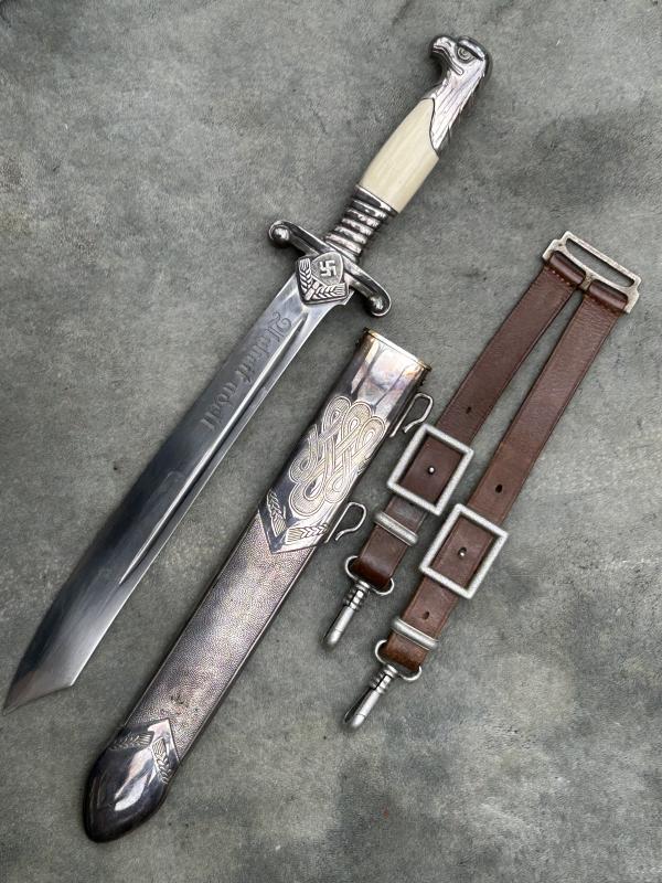 AN EXCEPTIONALLY NICE RAD OFFICERS DAGGER WITH STRAPS.